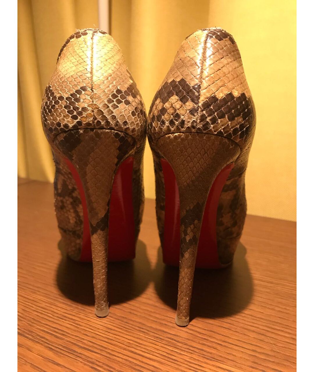 CHRISTIAN LOUBOUTIN Бежевые туфли из экзотической кожи, фото 4