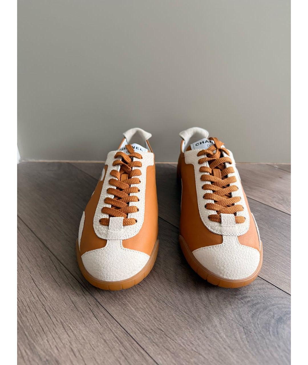 CHANEL Оранжевое кожаные кеды, фото 2