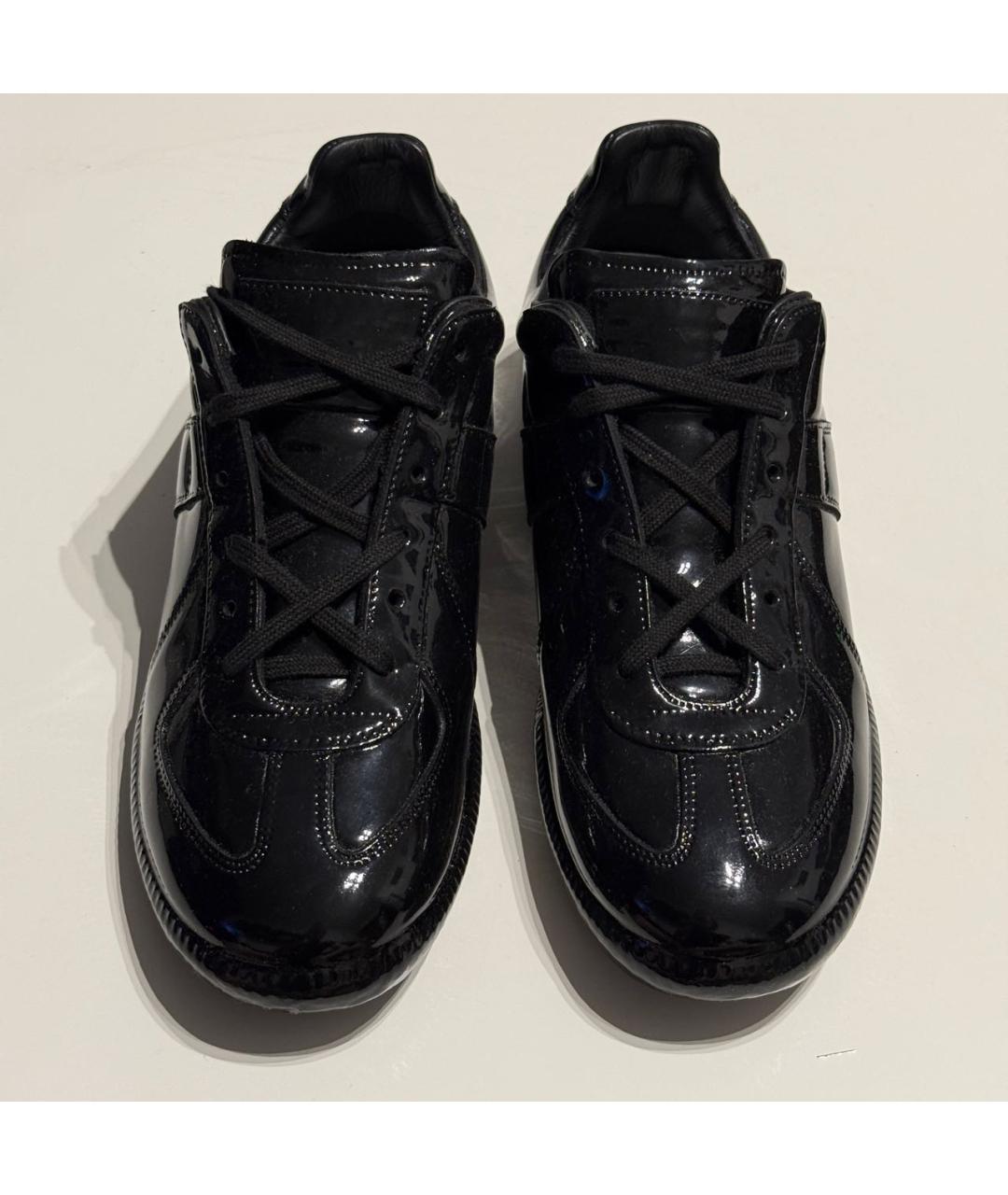 MAISON MARGIELA Черные низкие кроссовки / кеды из лакированной кожи, фото 2