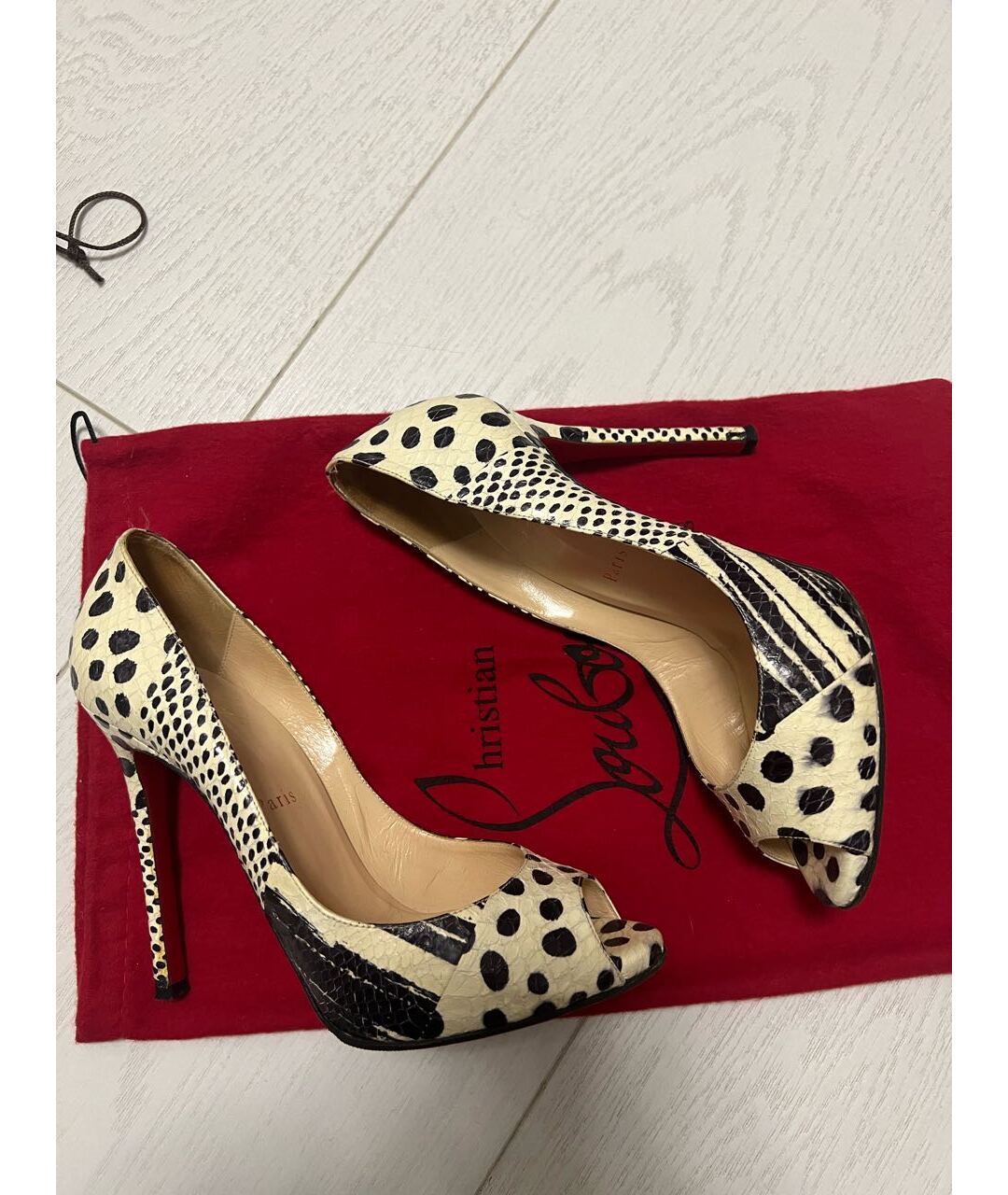 CHRISTIAN LOUBOUTIN Белые туфли из экзотической кожи, фото 4