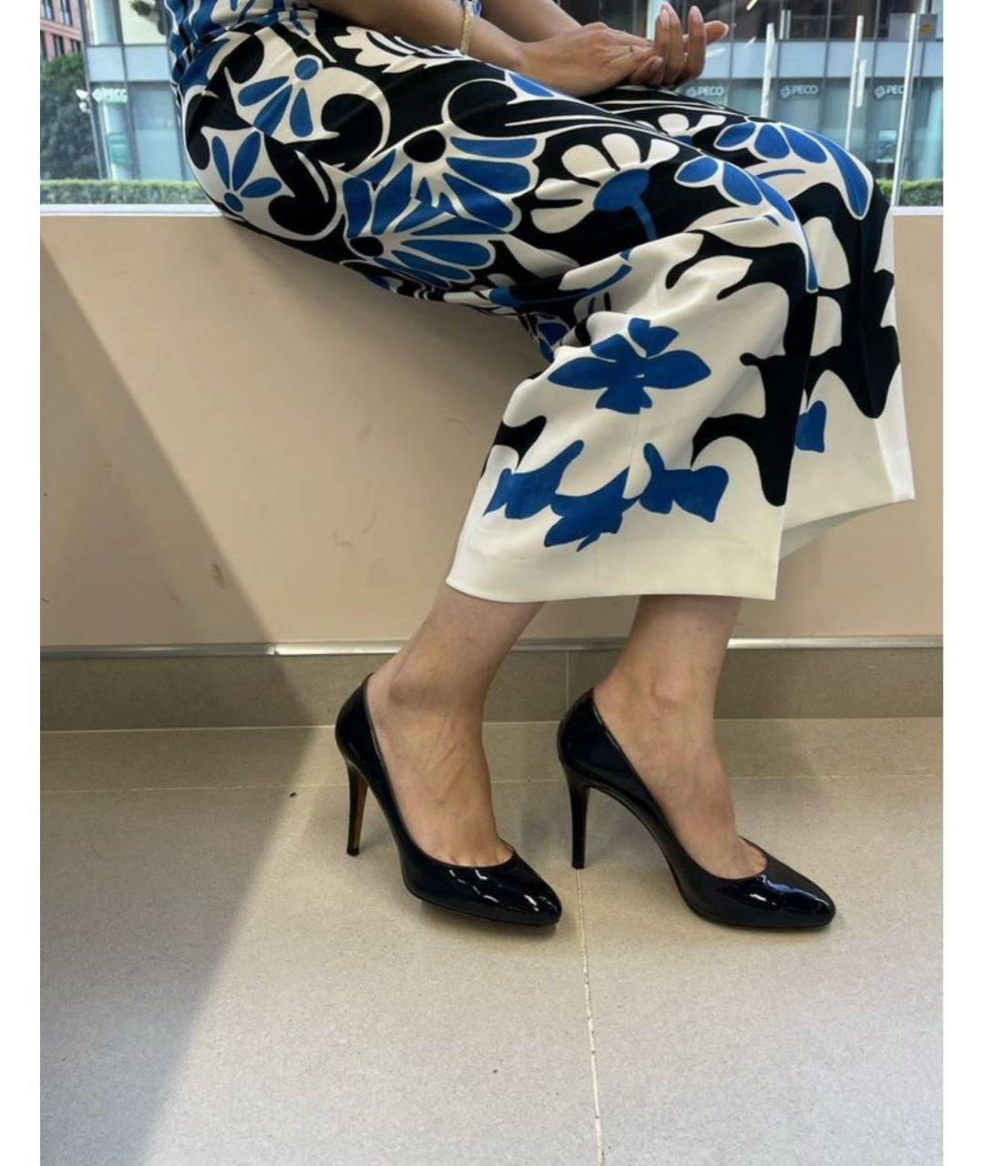 JIMMY CHOO Темно-синие туфли из лакированной кожи, фото 5