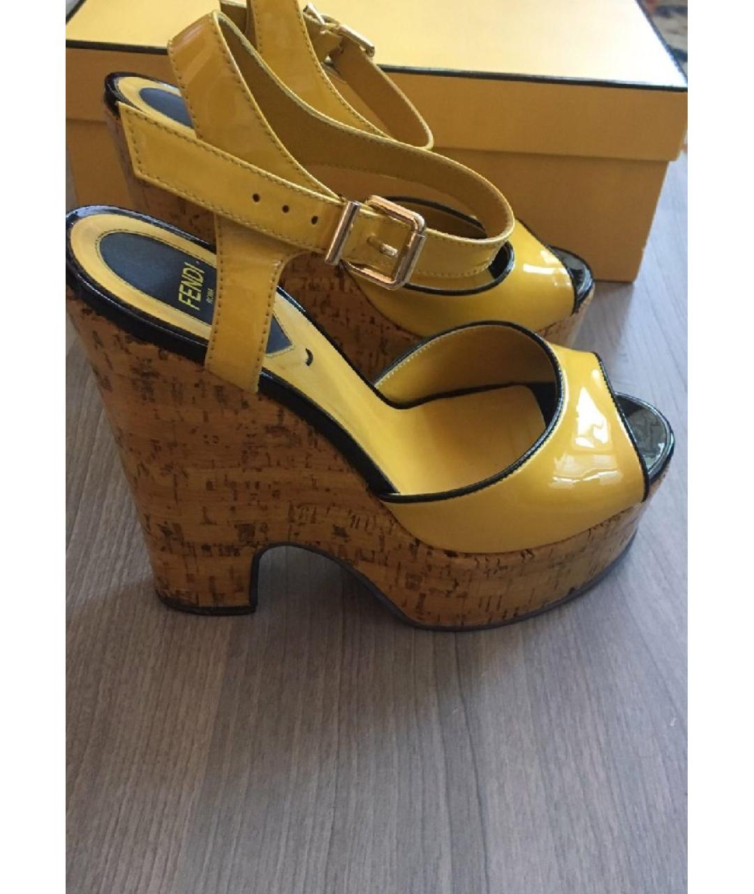 FENDI Желтые босоножки из лакированной кожи, фото 4