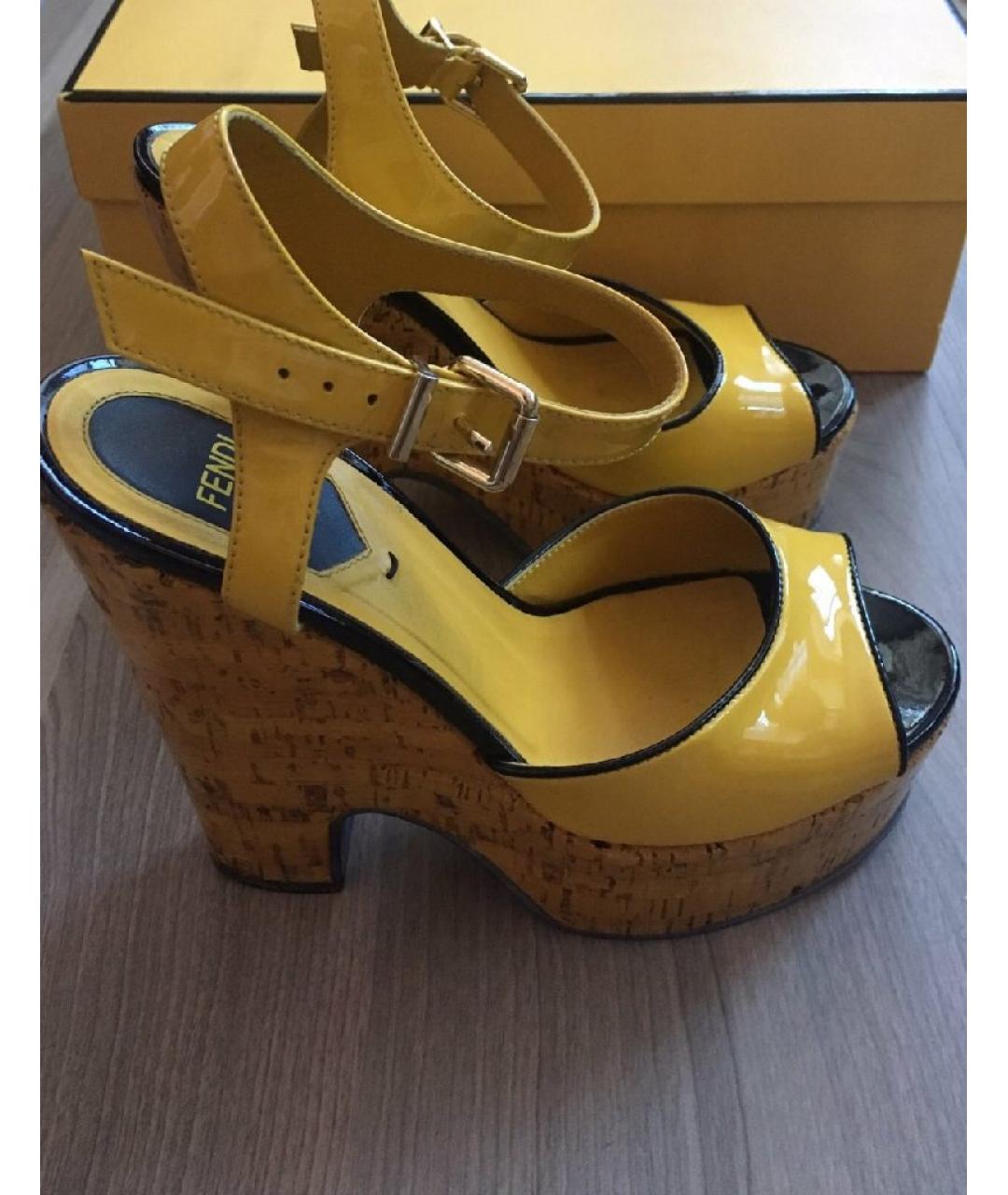 FENDI Желтые босоножки из лакированной кожи, фото 3