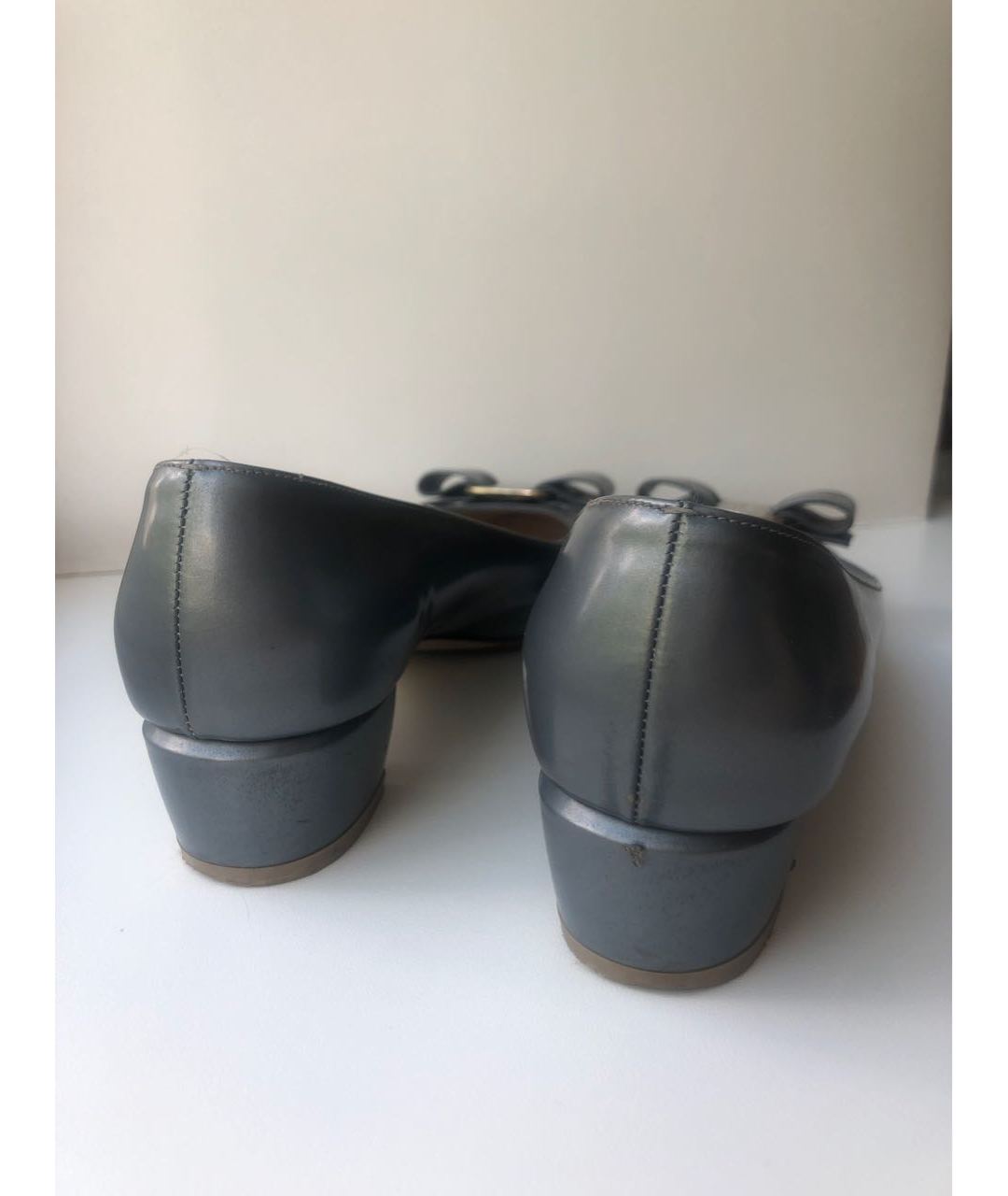 SALVATORE FERRAGAMO Антрацитовые туфли из лакированной кожи, фото 3