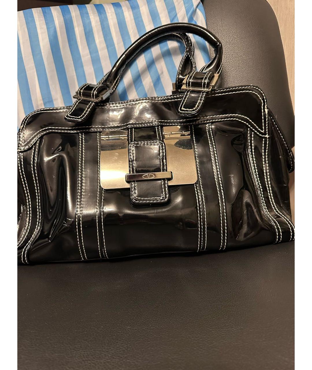 VALENTINO Черная сумка с короткими ручками из лакированной кожи, фото 9