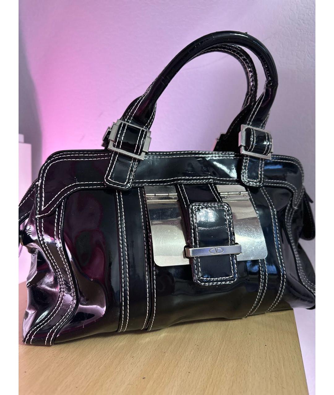 VALENTINO Черная сумка с короткими ручками из лакированной кожи, фото 2