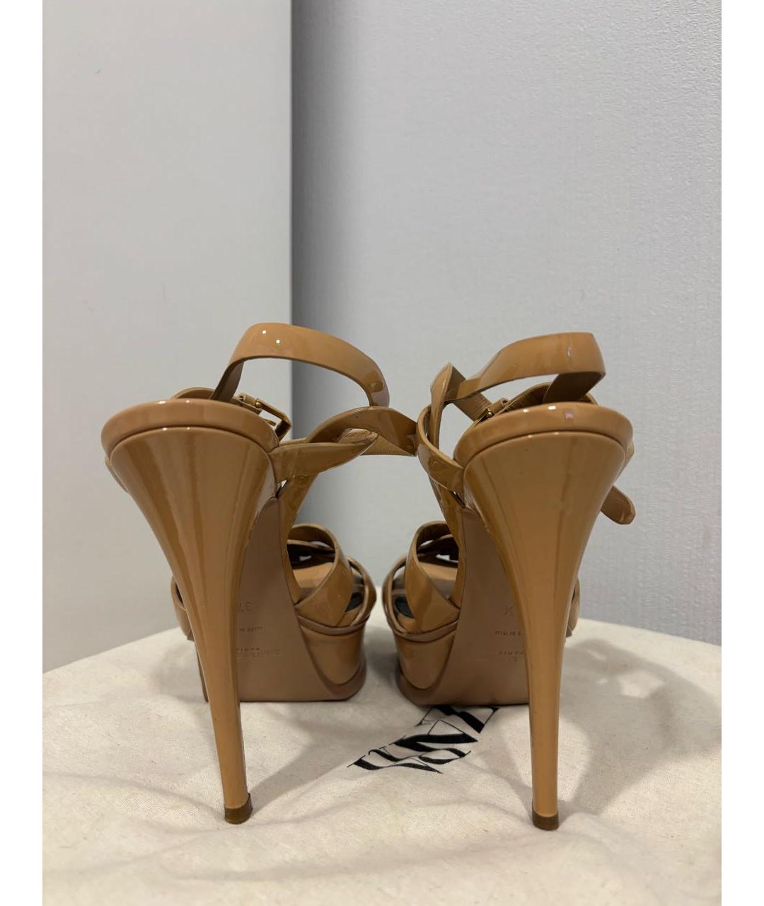 SAINT LAURENT Бежевые босоножки из лакированной кожи, фото 4