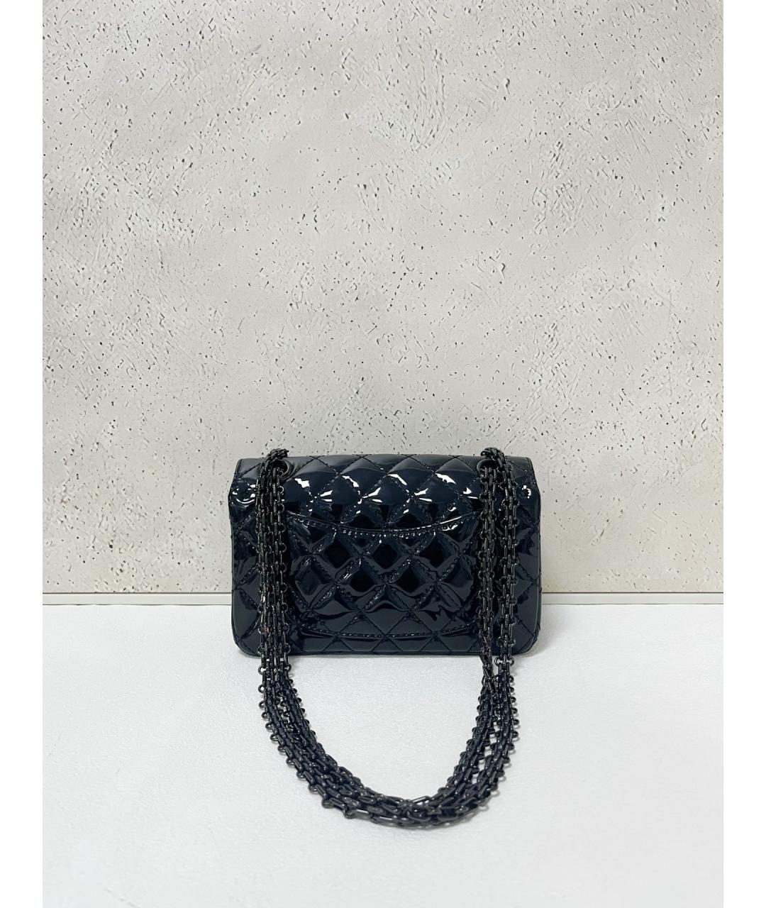 CHANEL Черная сумка через плечо из лакированной кожи, фото 2