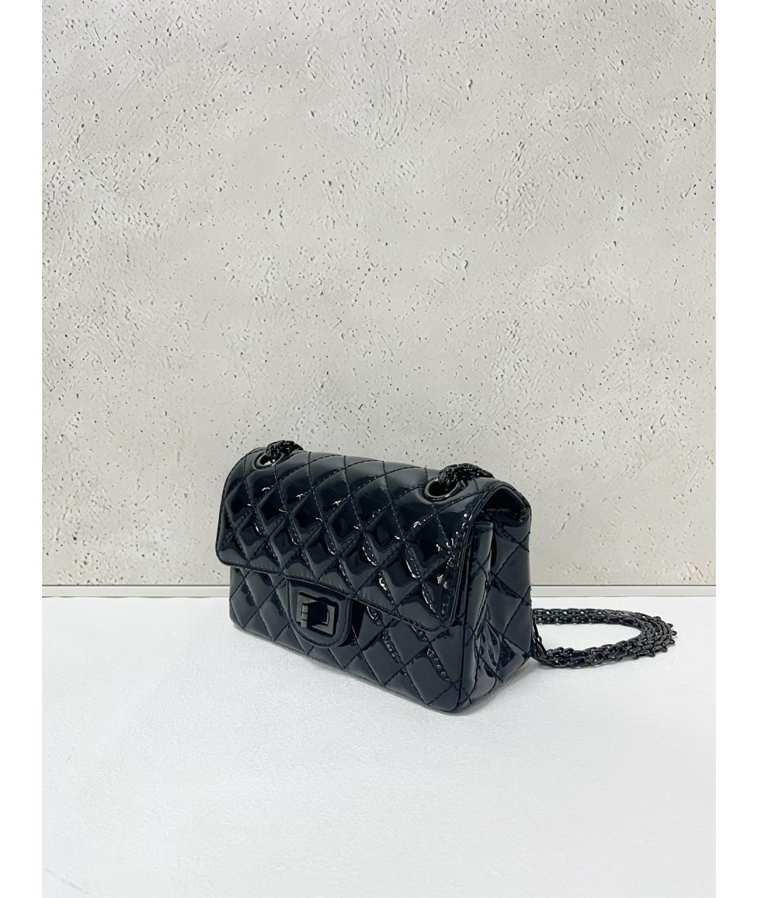 CHANEL Черная сумка через плечо из лакированной кожи, фото 3