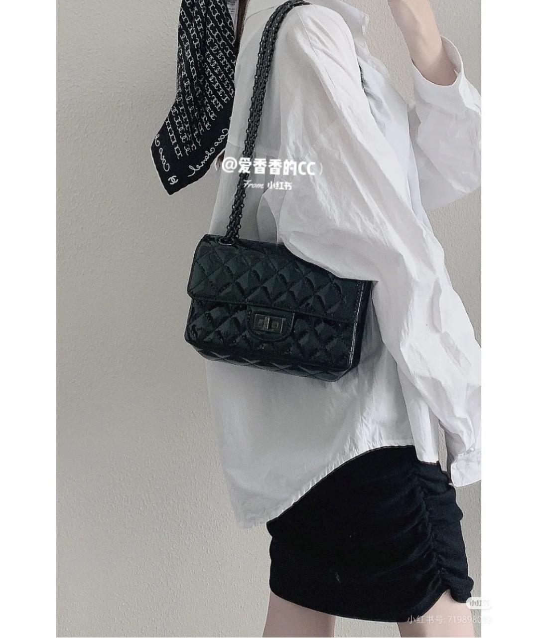 CHANEL Черная сумка через плечо из лакированной кожи, фото 6