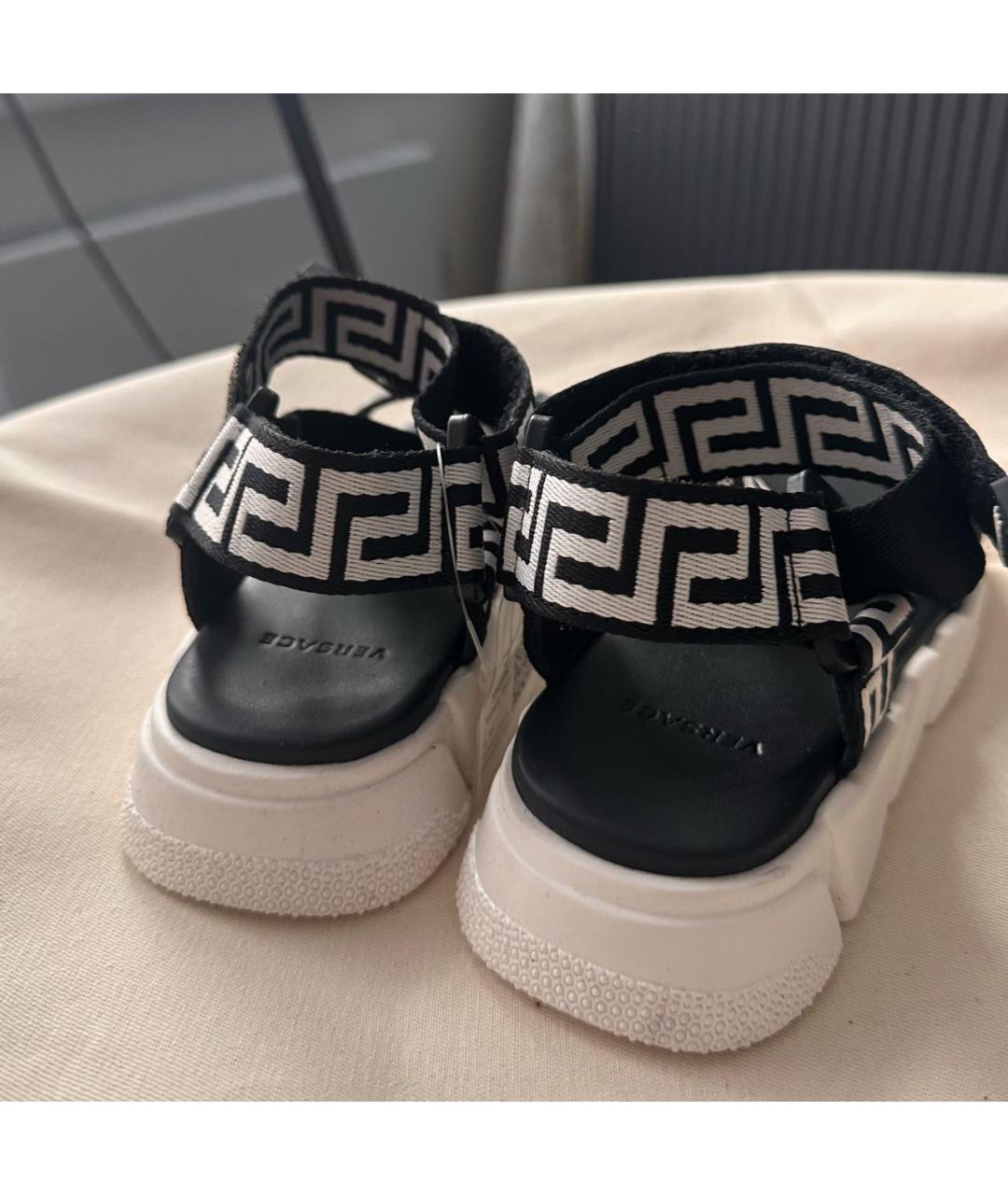 VERSACE Белые кожаные сандалии и шлепанцы, фото 4