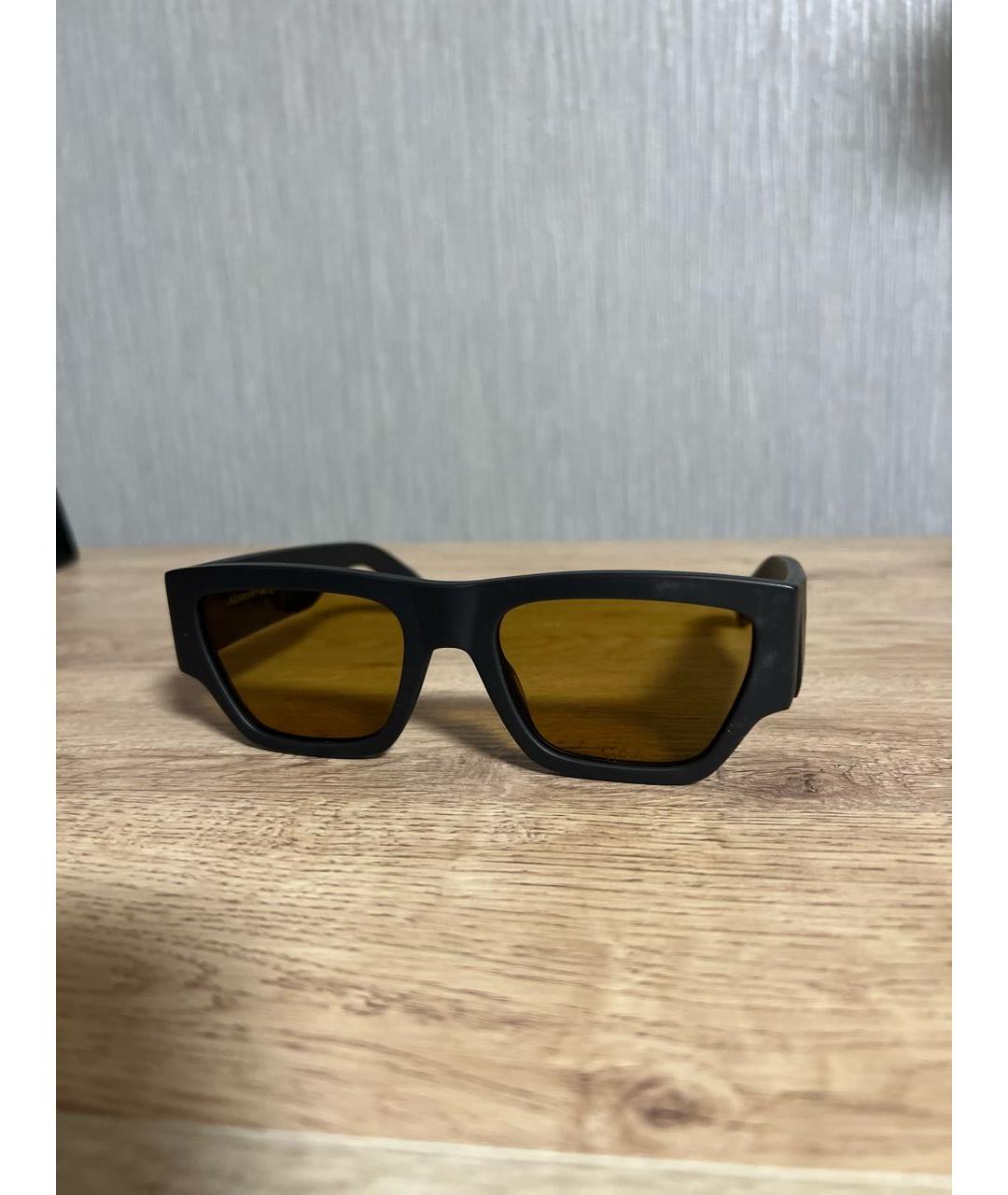 ALEXANDER MCQUEEN Серые пластиковые солнцезащитные очки, фото 4