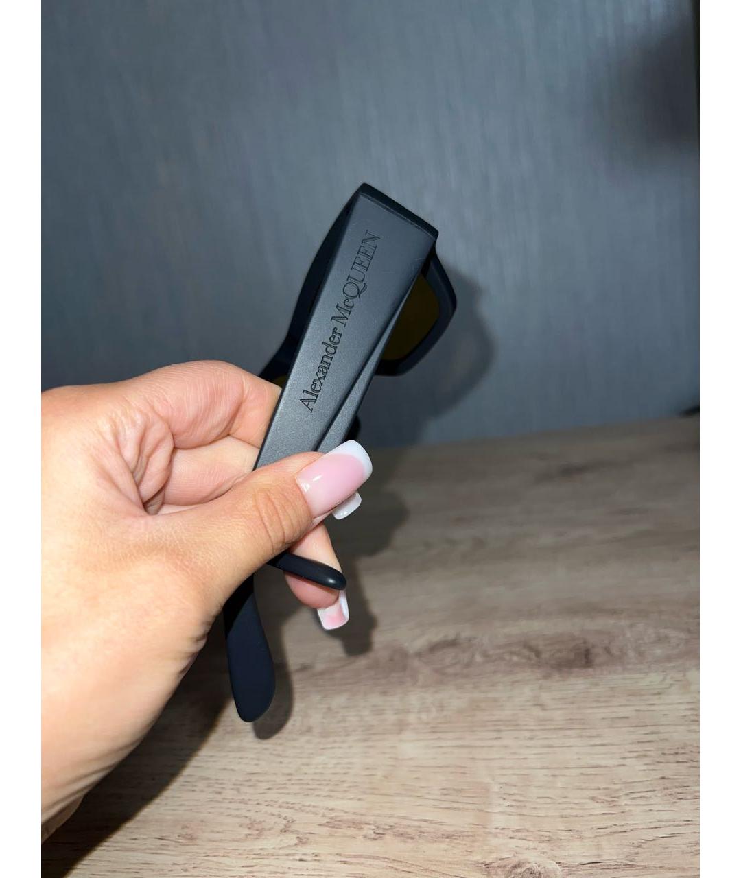 ALEXANDER MCQUEEN Серые пластиковые солнцезащитные очки, фото 5