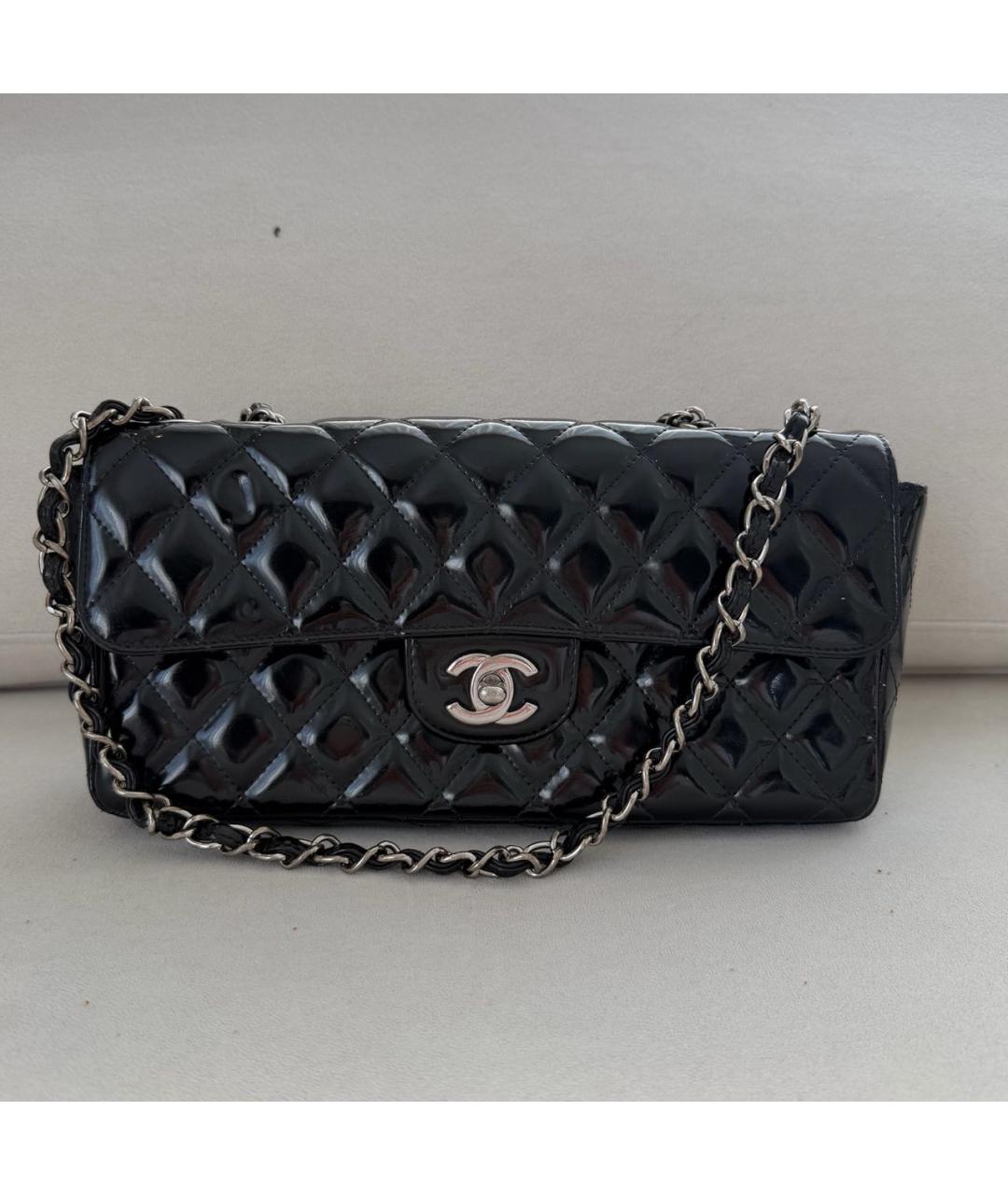 CHANEL Черная сумка через плечо из лакированной кожи, фото 2