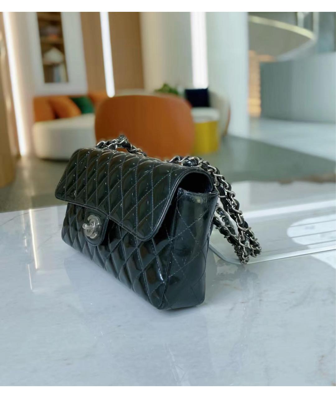 CHANEL Черная сумка через плечо из лакированной кожи, фото 5