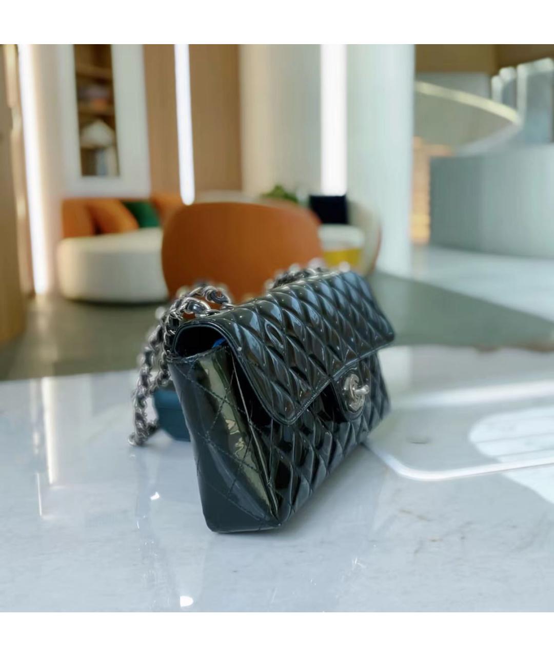 CHANEL Черная сумка через плечо из лакированной кожи, фото 6