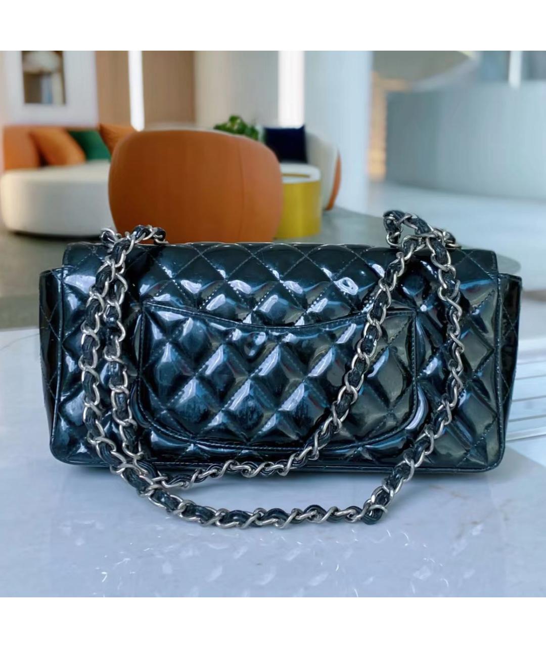 CHANEL Черная сумка через плечо из лакированной кожи, фото 4