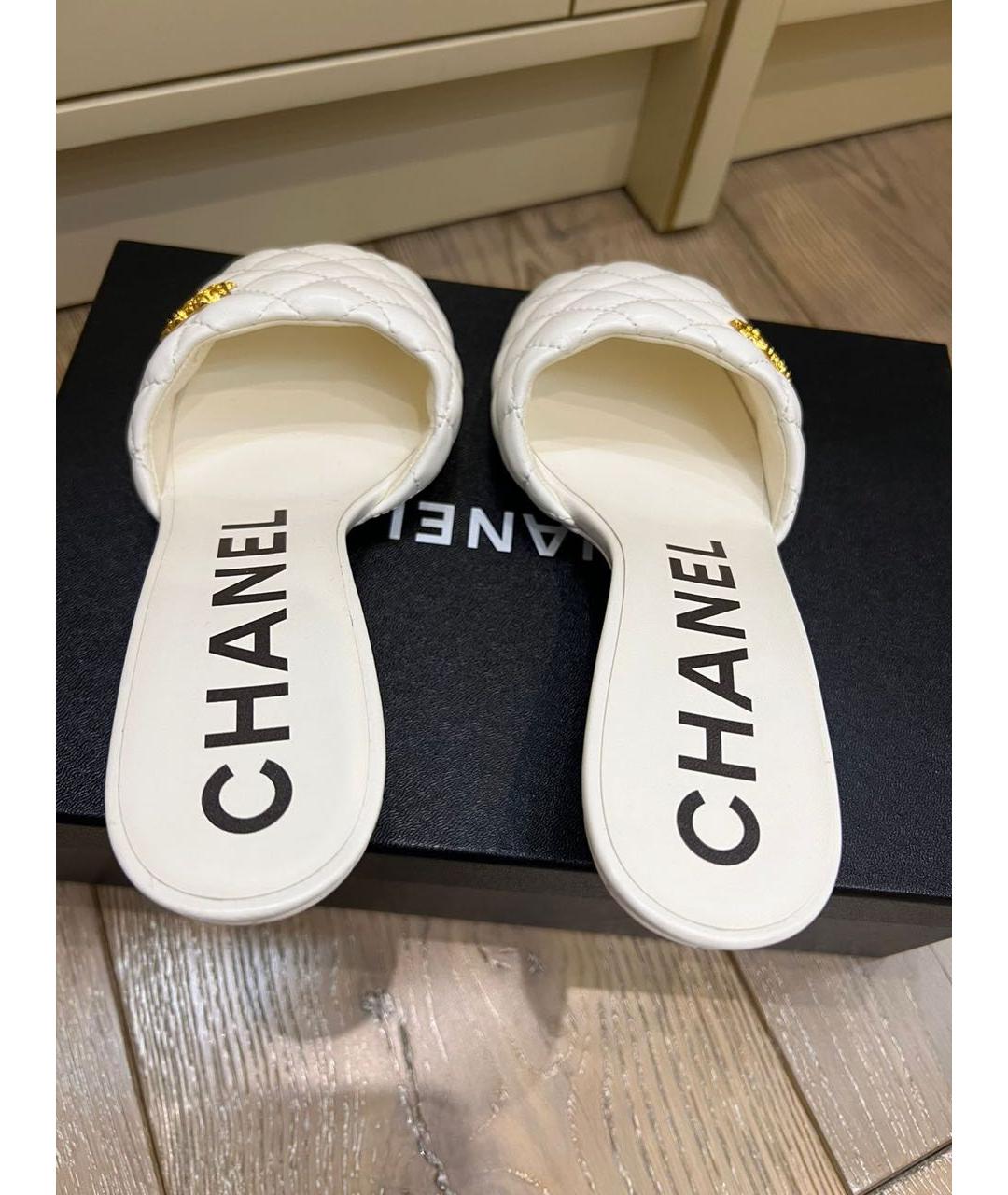 CHANEL Белые кожаные мюли, фото 3