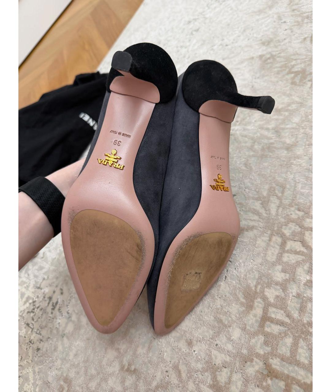 PRADA Антрацитовые замшевые лодочки на низком каблуке, фото 4