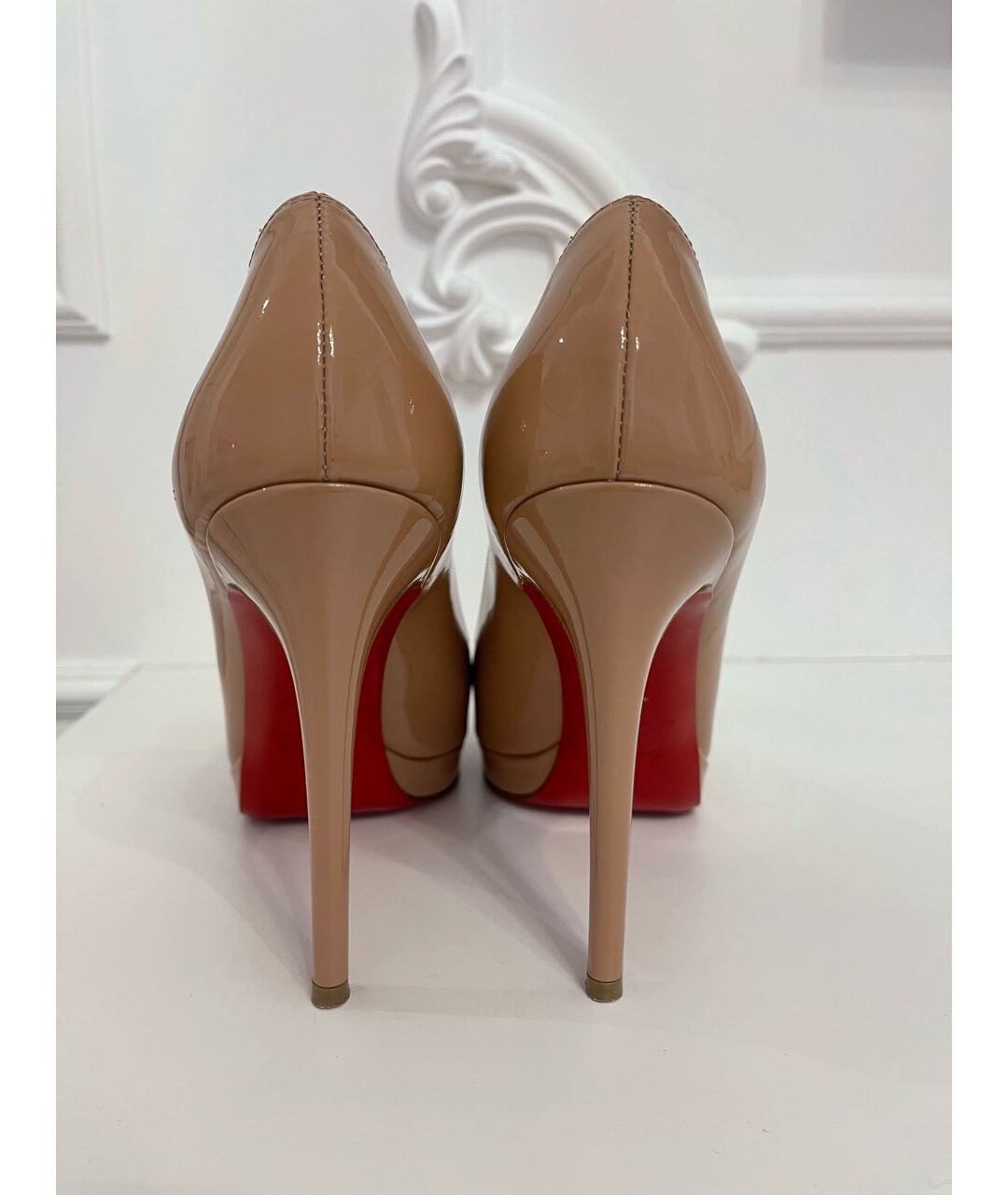 CHRISTIAN LOUBOUTIN Бежевые туфли из лакированной кожи, фото 4