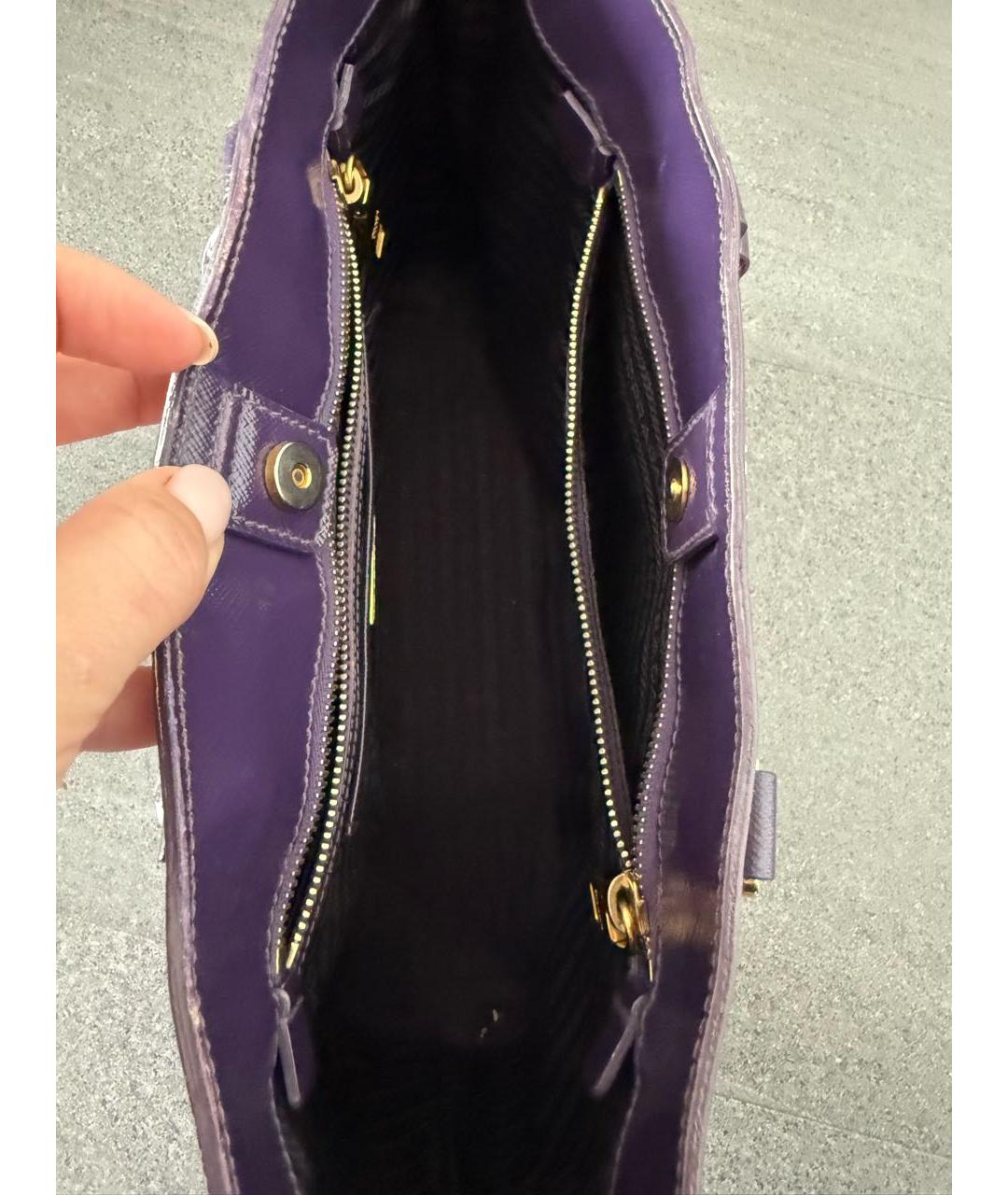 PRADA Фиолетовая сумка с короткими ручками из лакированной кожи, фото 4