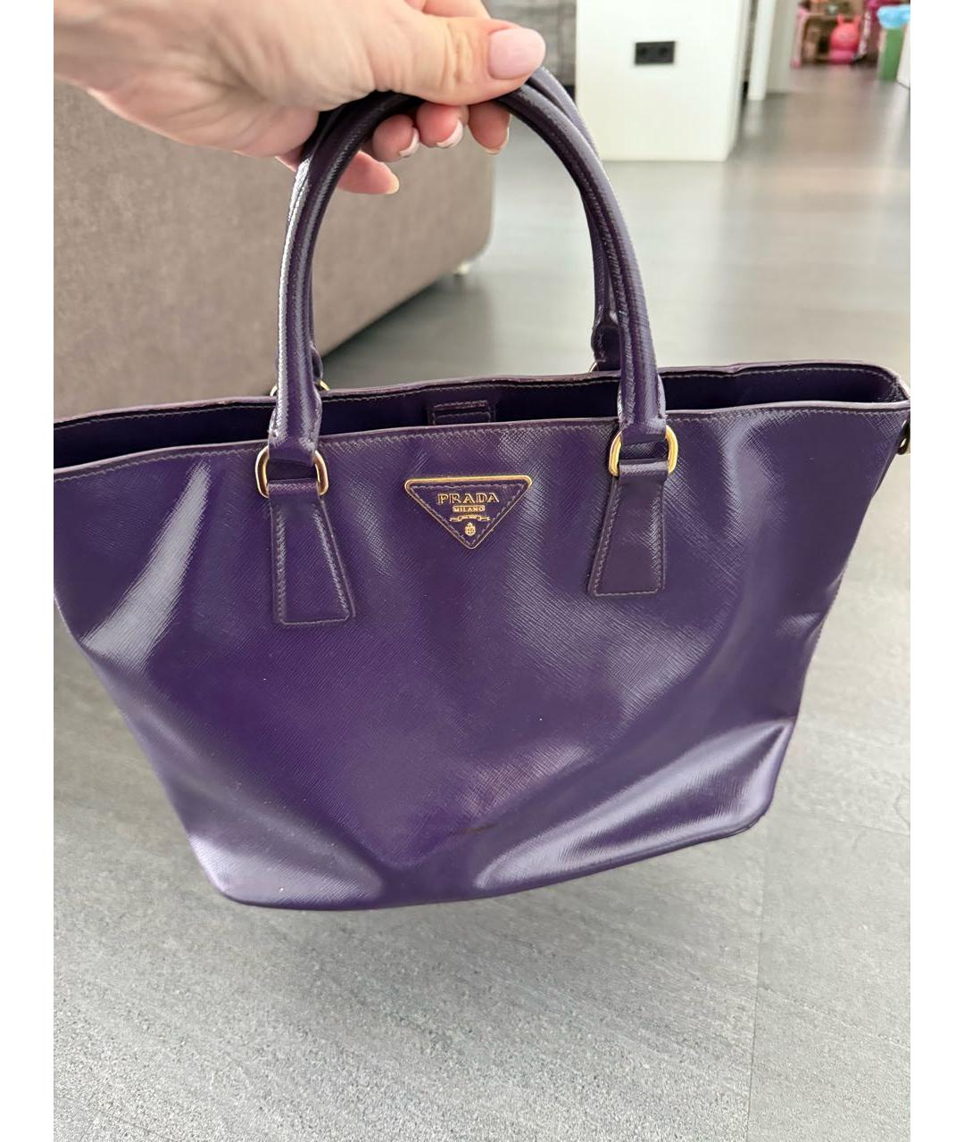 PRADA Фиолетовая сумка с короткими ручками из лакированной кожи, фото 6