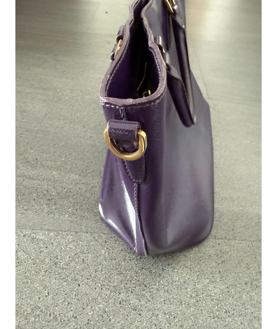 PRADA Фиолетовая сумка с короткими ручками из лакированной кожи, фото 3