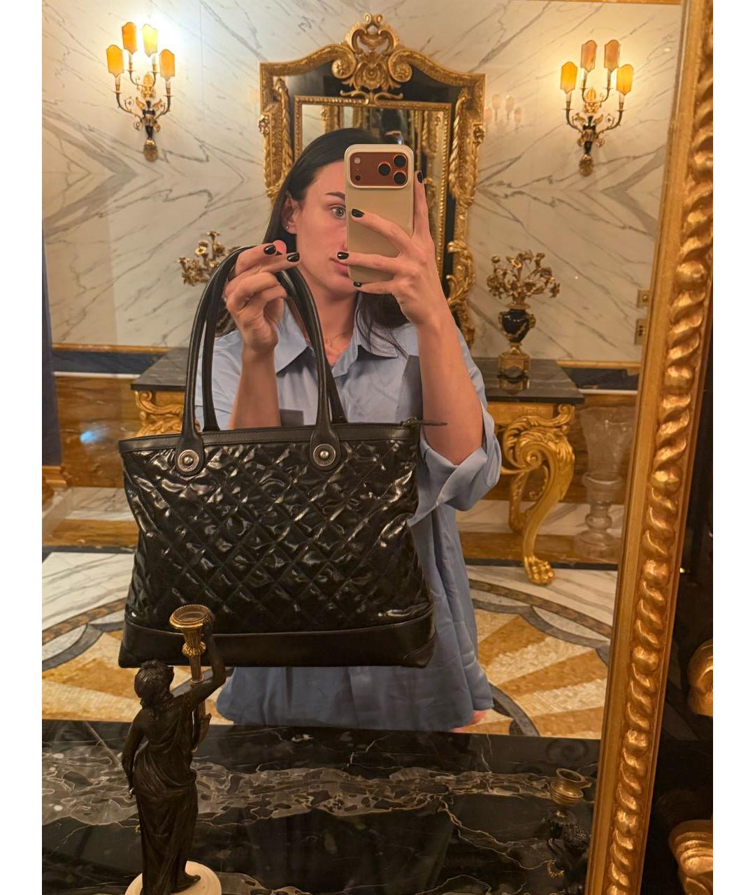 CHANEL Черная сумка тоут из лакированной кожи, фото 7