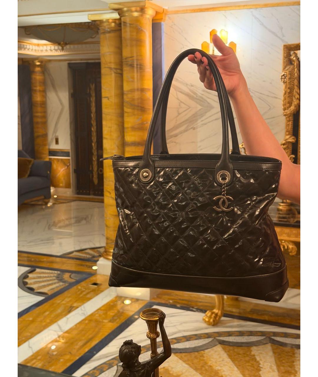 CHANEL Черная сумка тоут из лакированной кожи, фото 2