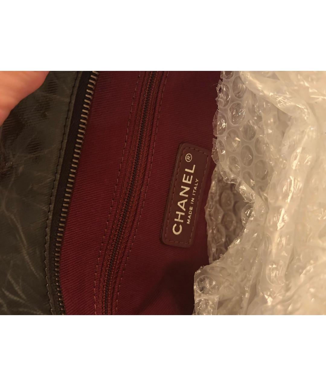 CHANEL Черная сумка тоут из лакированной кожи, фото 6