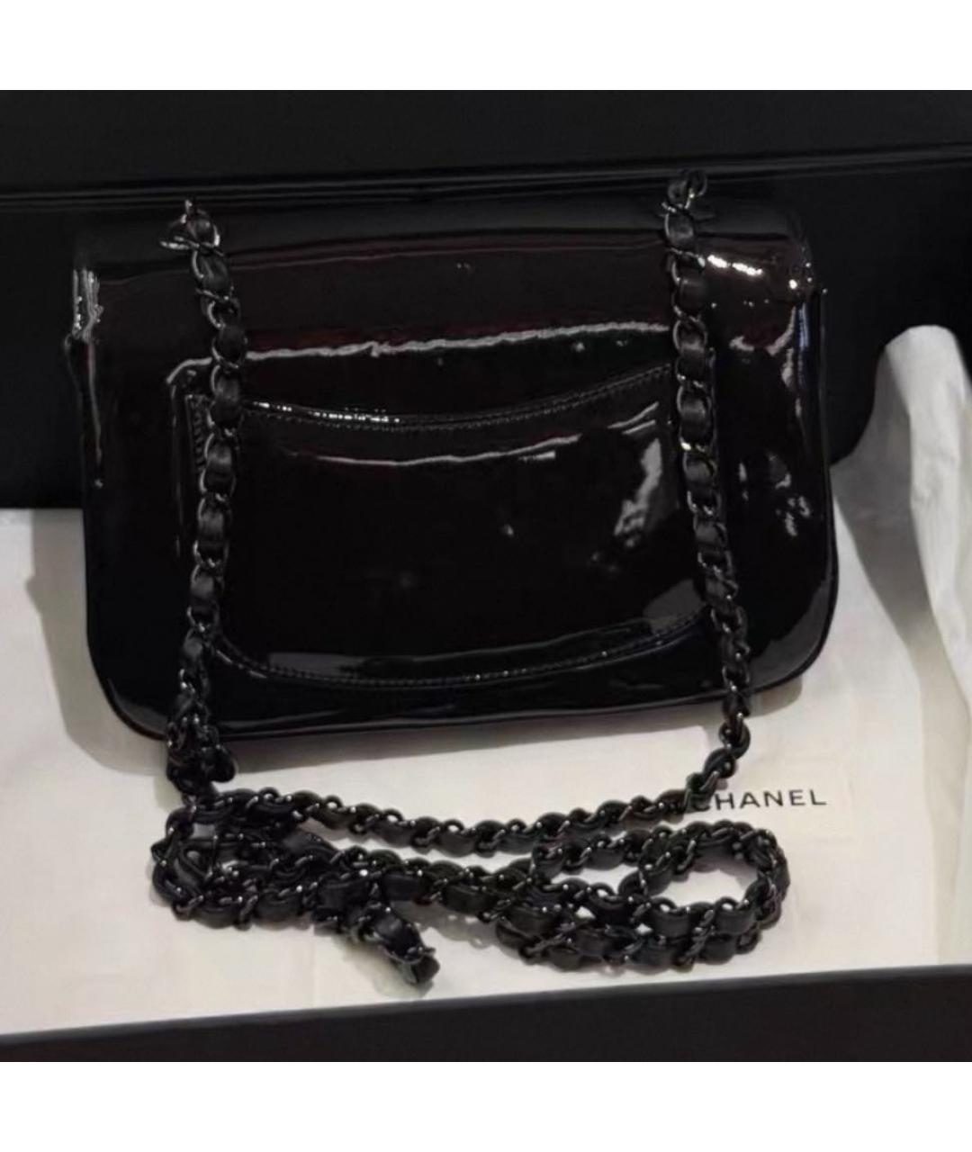 CHANEL Черная сумка через плечо из лакированной кожи, фото 4