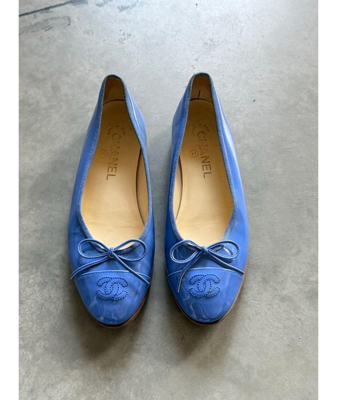 CHANEL Синие балетки из лакированной кожи, фото 2