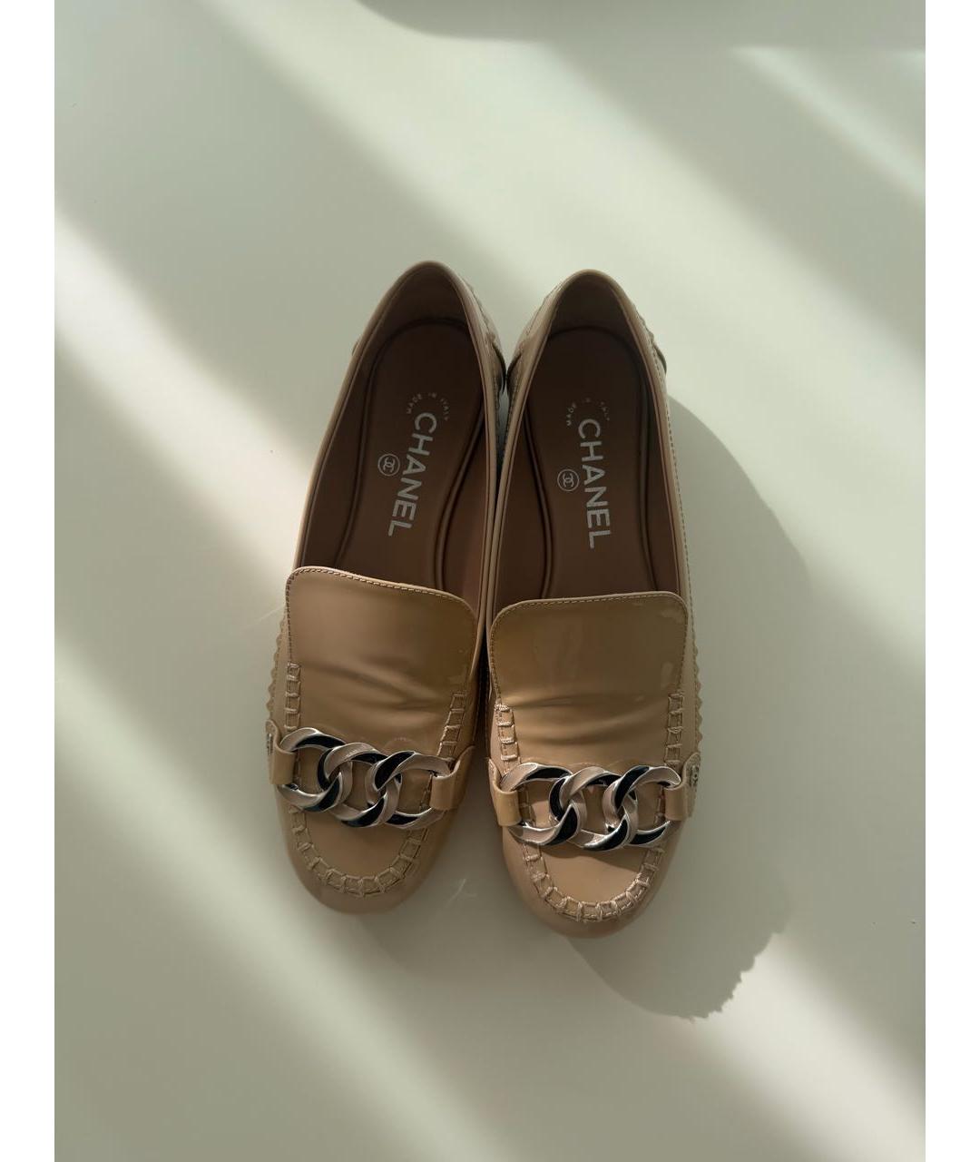 CHANEL Бежевые лоферы из лакированной кожи, фото 3