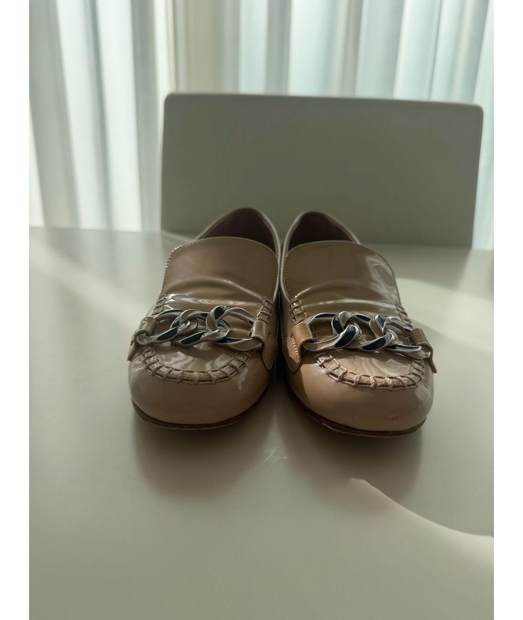 CHANEL Бежевые лоферы из лакированной кожи, фото 2