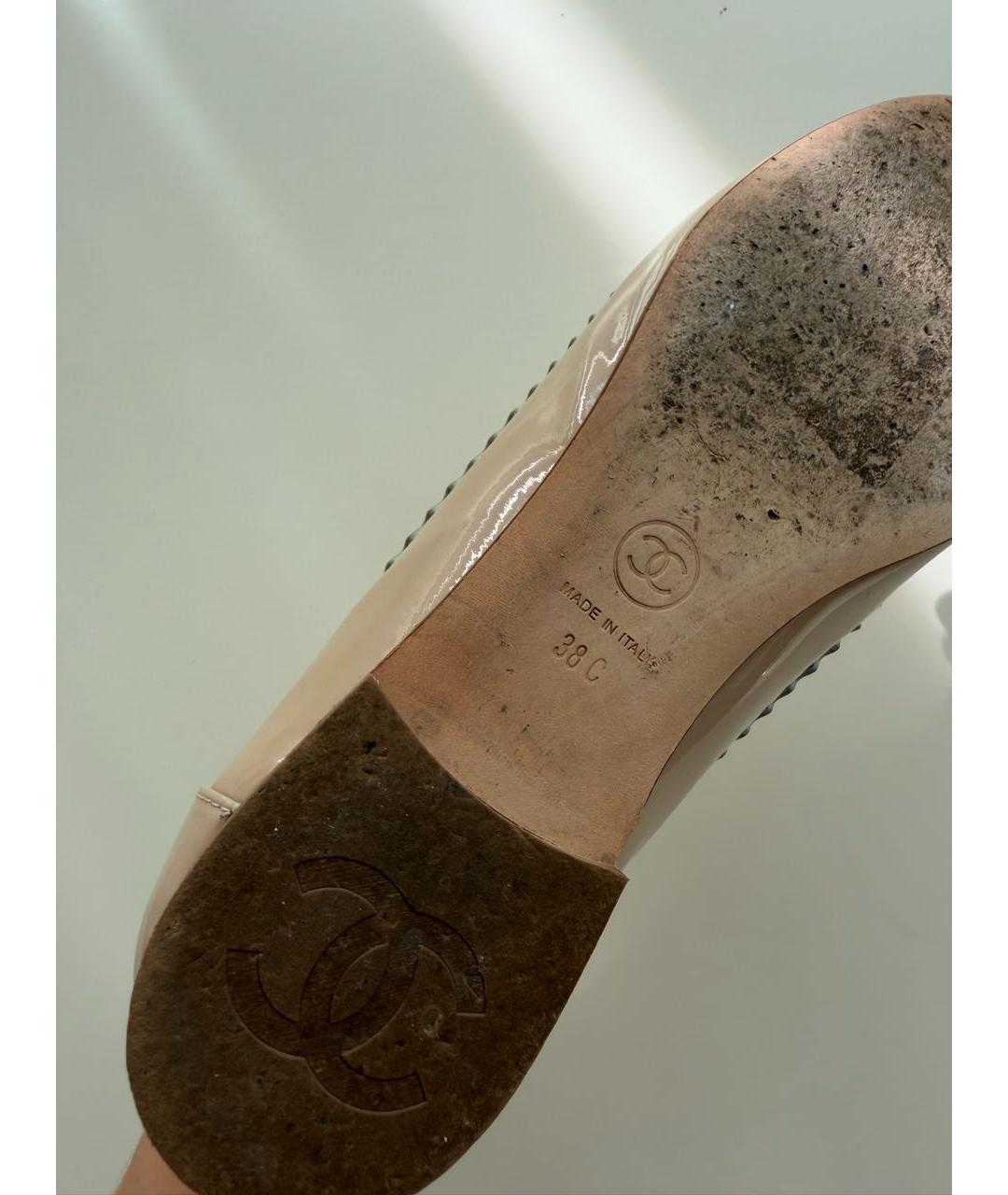 CHANEL Бежевые лоферы из лакированной кожи, фото 5