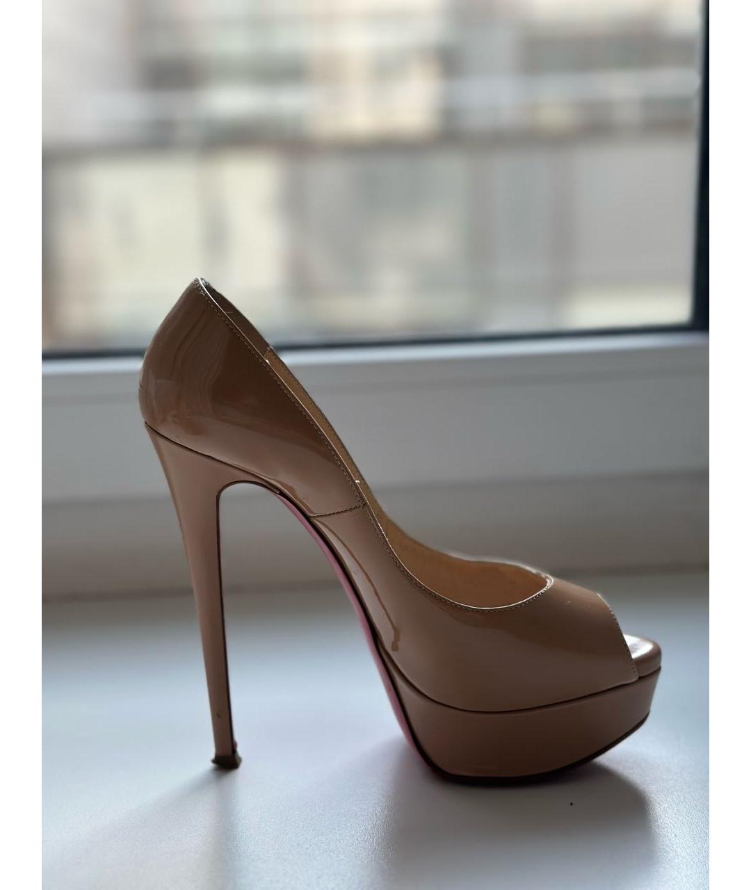 CHRISTIAN LOUBOUTIN Бежевые туфли из лакированной кожи, фото 5