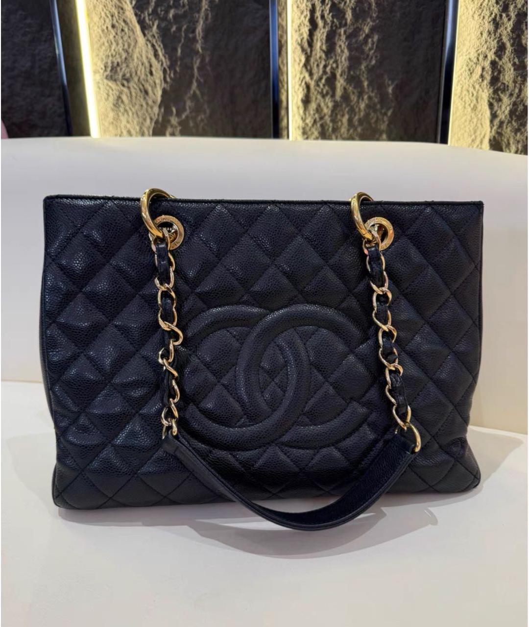 CHANEL Черная кожаная сумка тоут, фото 5