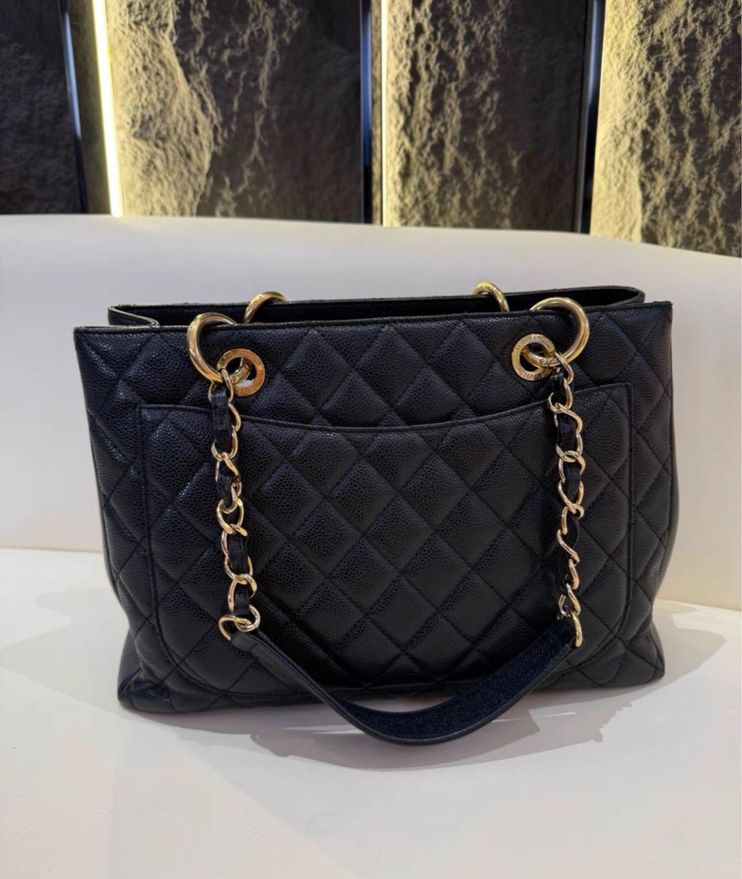 CHANEL Черная кожаная сумка тоут, фото 2