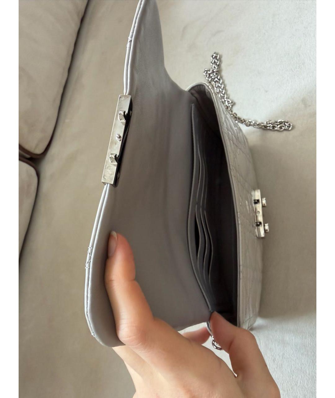 CHRISTIAN DIOR Бежевая сумка через плечо из лакированной кожи, фото 4