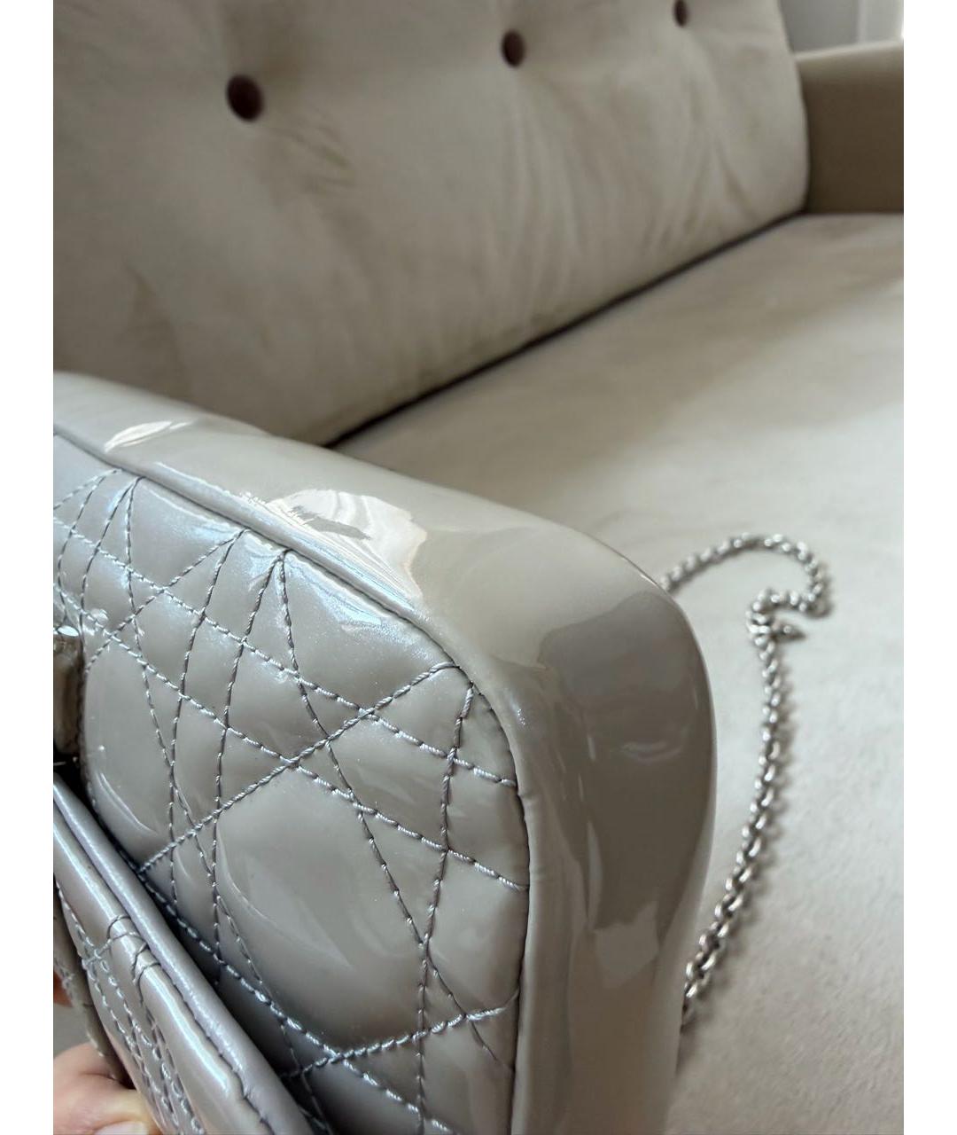 CHRISTIAN DIOR Бежевая сумка через плечо из лакированной кожи, фото 6