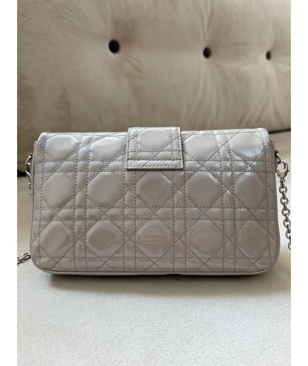 CHRISTIAN DIOR Бежевая сумка через плечо из лакированной кожи, фото 3