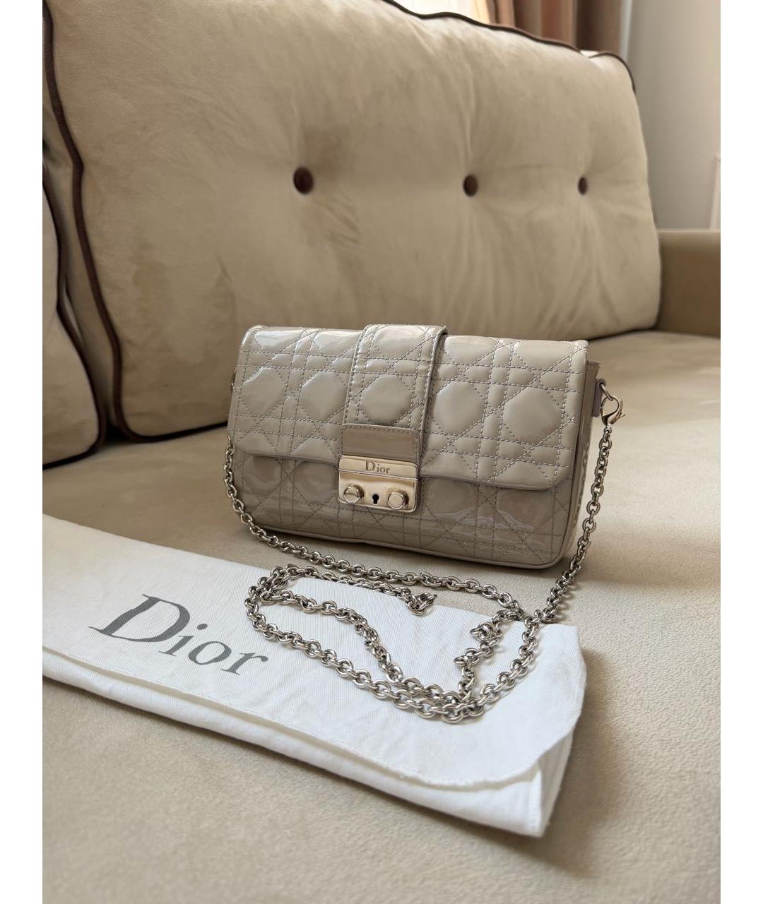 CHRISTIAN DIOR Бежевая сумка через плечо из лакированной кожи, фото 2