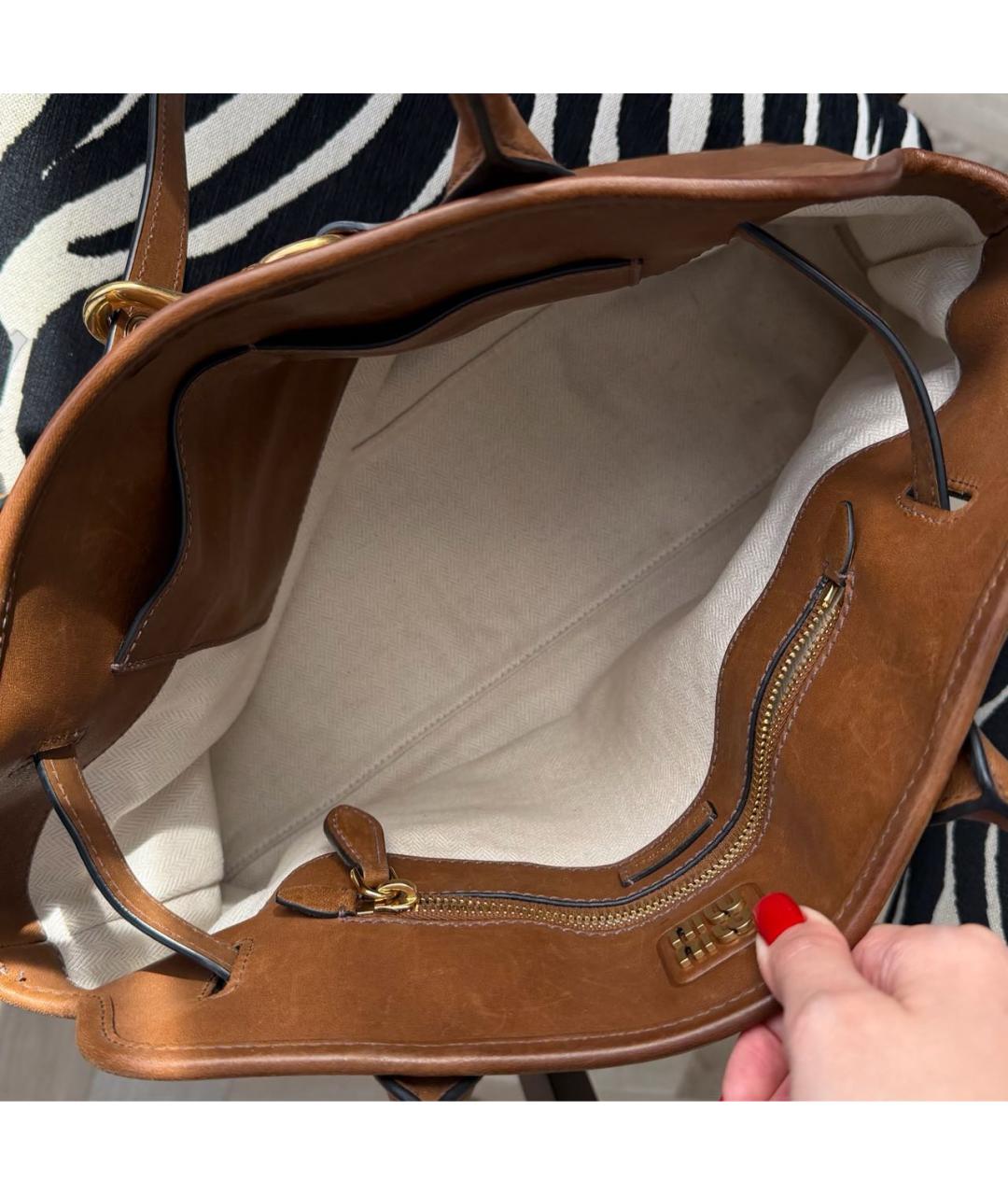 MIU MIU Коричневая кожаная сумка с короткими ручками, фото 5