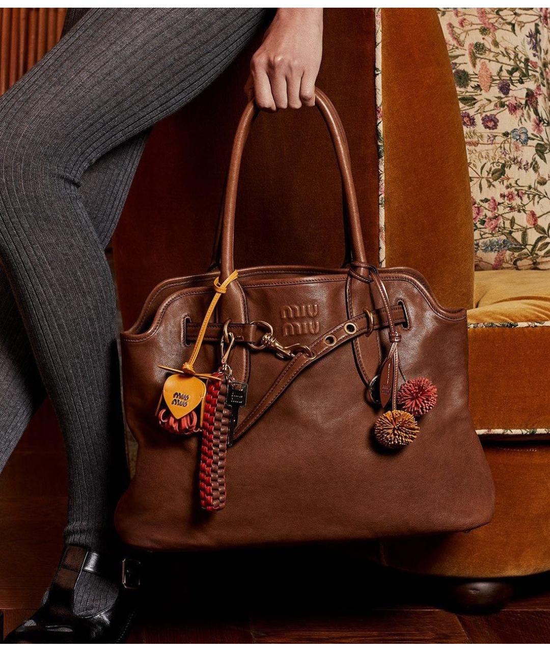 MIU MIU Коричневая кожаная сумка с короткими ручками, фото 3