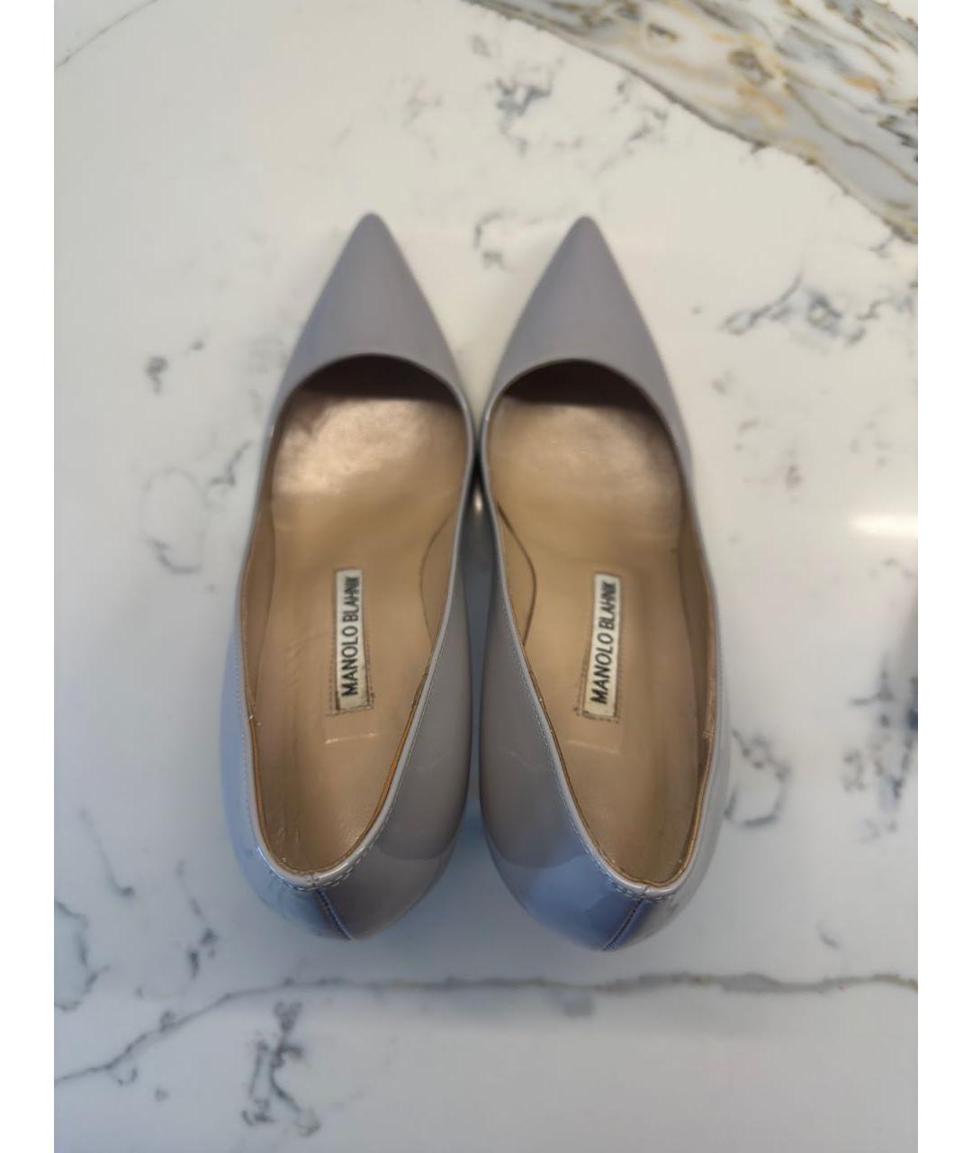 MANOLO BLAHNIK Серые туфли из лакированной кожи, фото 8