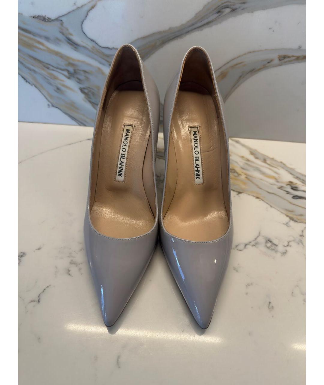 MANOLO BLAHNIK Серые туфли из лакированной кожи, фото 2