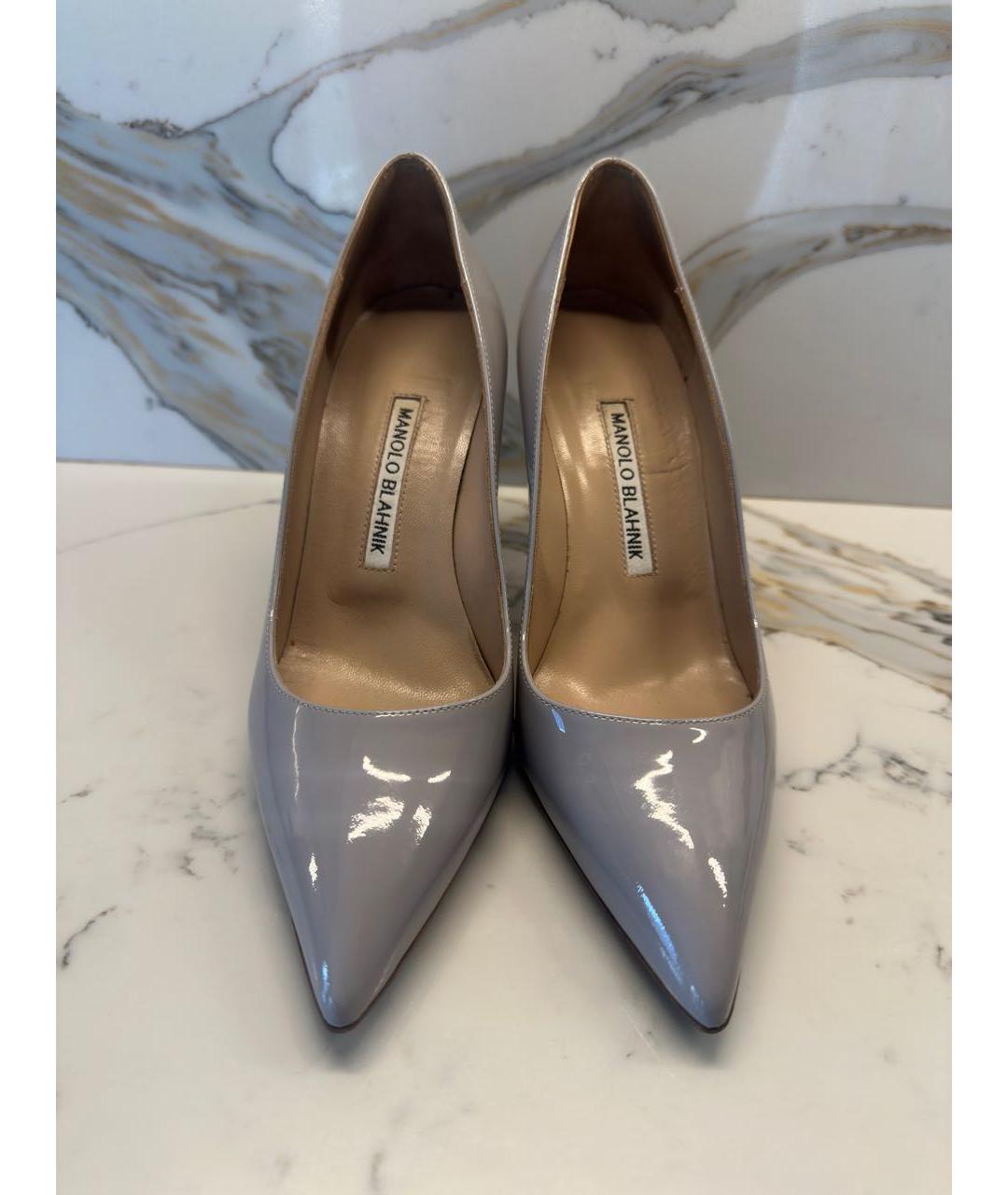 MANOLO BLAHNIK Серые туфли из лакированной кожи, фото 3