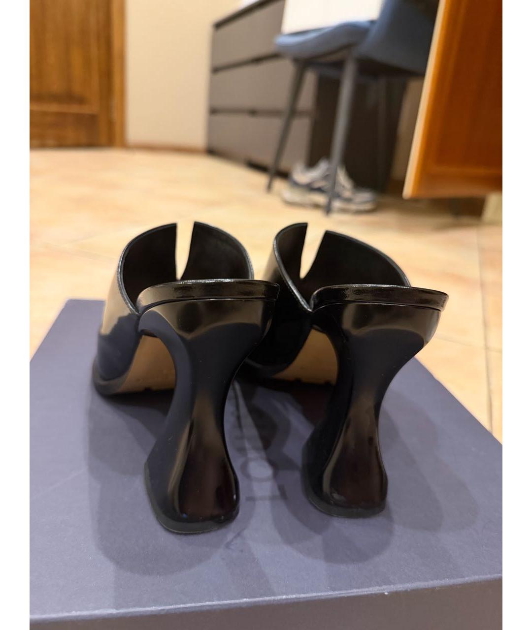 BOTTEGA VENETA Черные сабо из лакированной кожи, фото 3