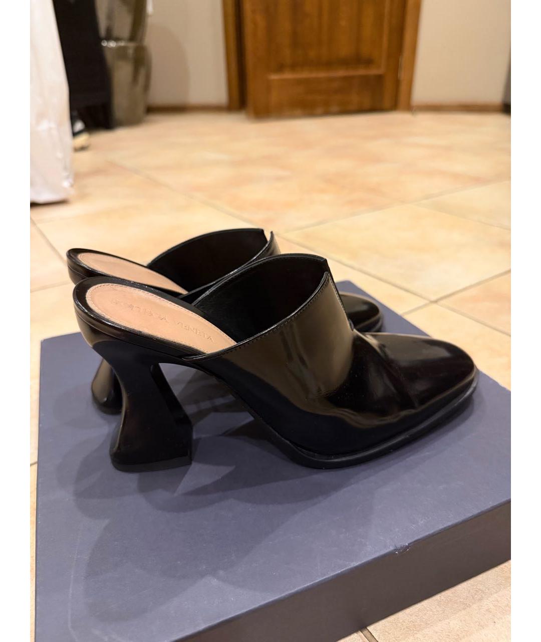 BOTTEGA VENETA Черные сабо из лакированной кожи, фото 4