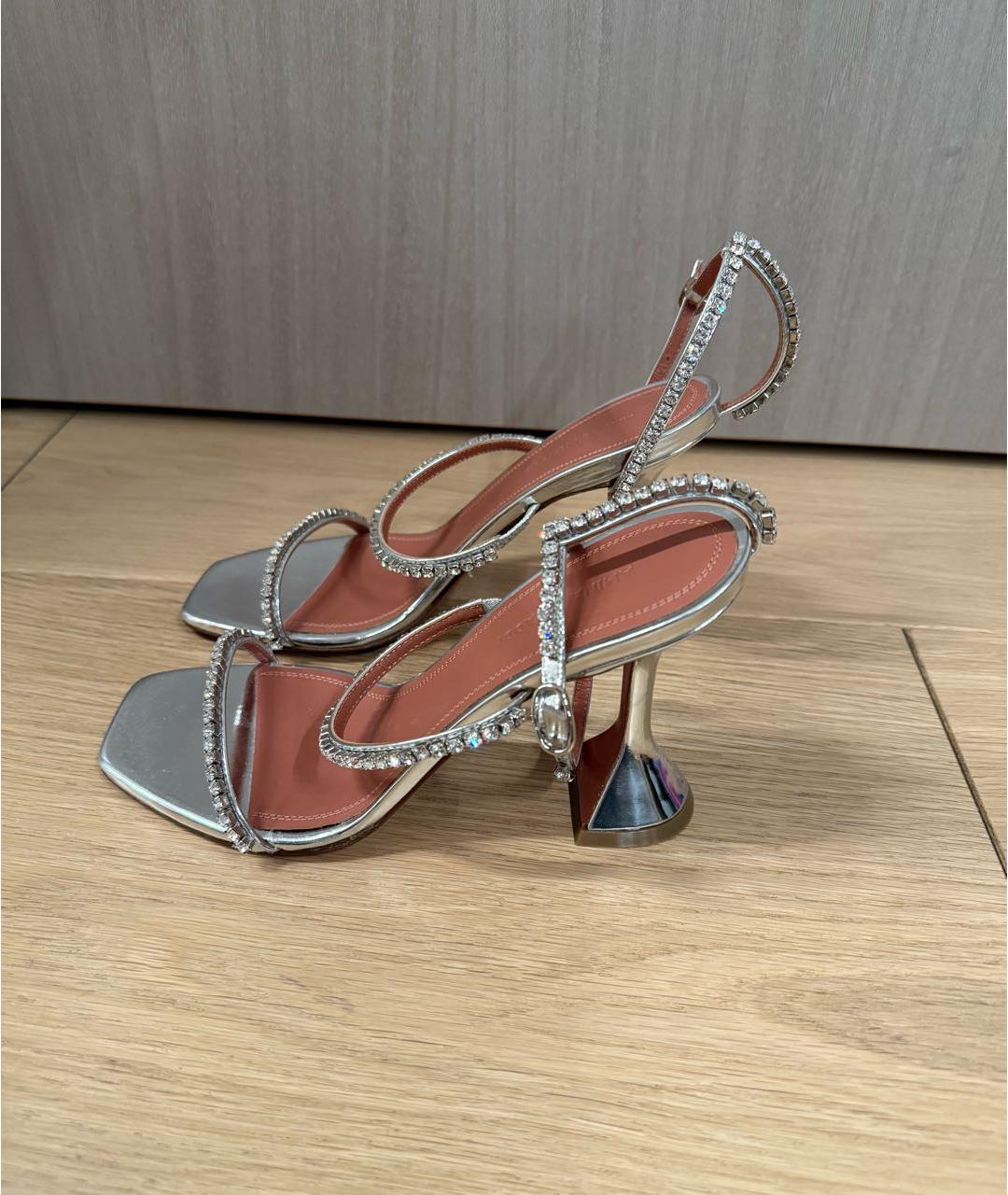 Amina Muaddi Серебряные босоножки из лакированной кожи, фото 4